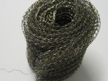 Un rouleau de filtre de maille tricoté par fil noir
